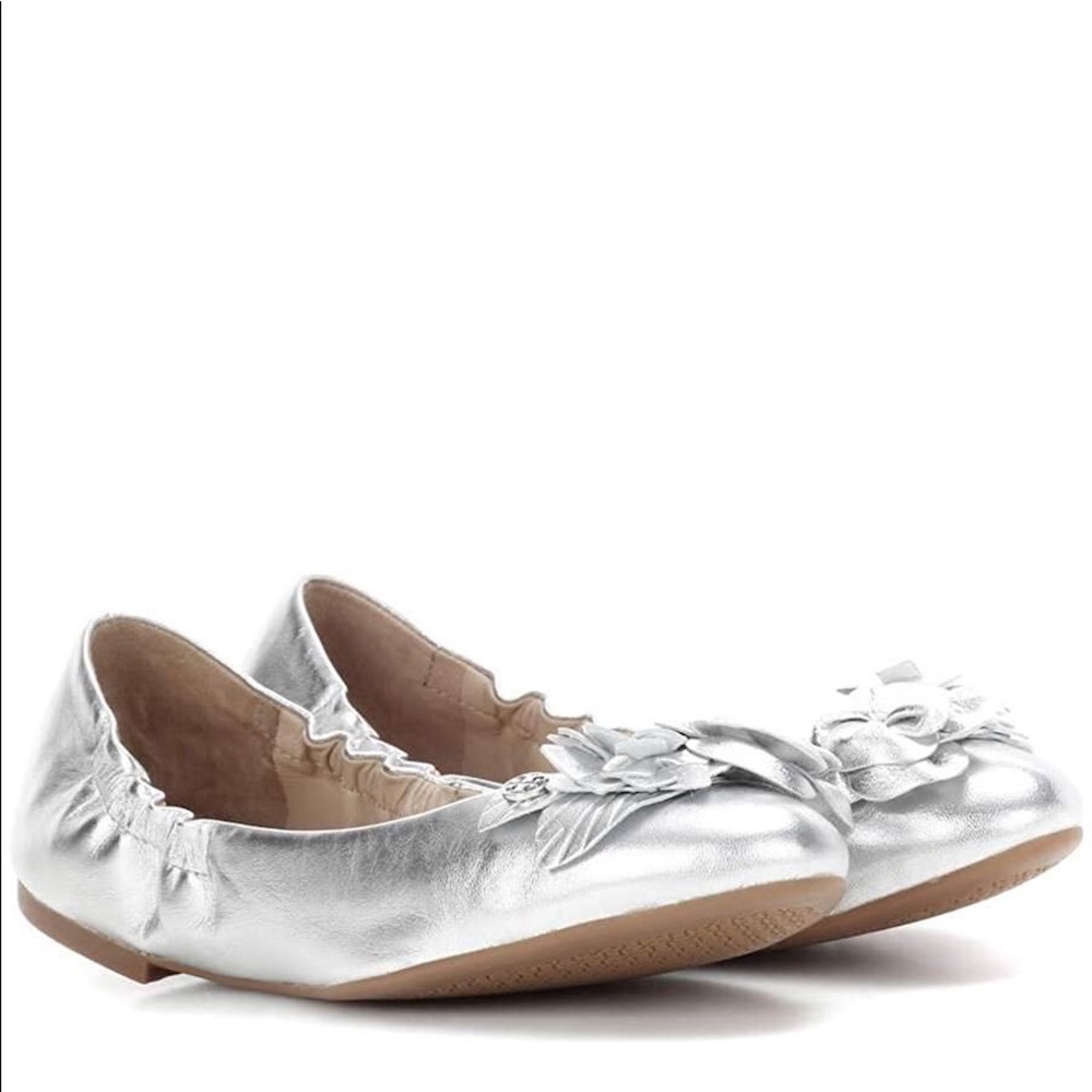 New Tory Burch silver blossom Flat size 7